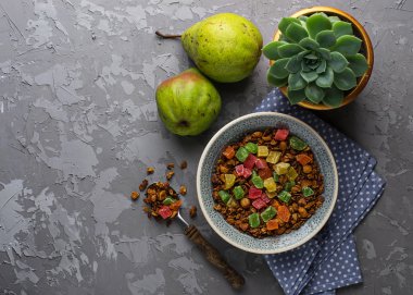 Şekerlenmiş meyve, armut ve etli granola