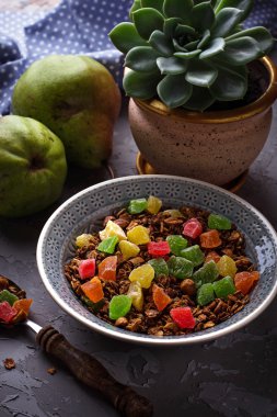 Şekerlenmiş meyve, armut ve etli granola