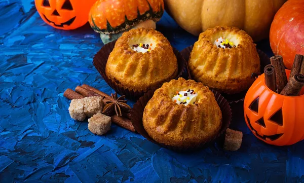 Homemade pumpkin spice cupcakes — Stock Photo, Image