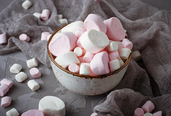 White and pink marshmallows on gray concrete background — ストック写真