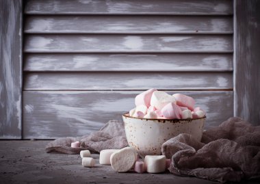 Gri beton zemin üzerine beyaz ve pembe şekerleme