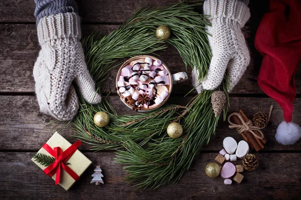 Mujer en manoplas haciendo corona de Navidad — Foto de Stock