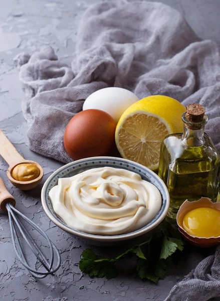 Домашний майонез и оливковое масло, яйца, горчица, лимон — стоковое фото
