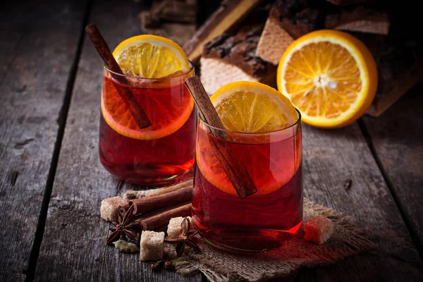 Turuncu ve tarçınlı sıcak şarap bardakları