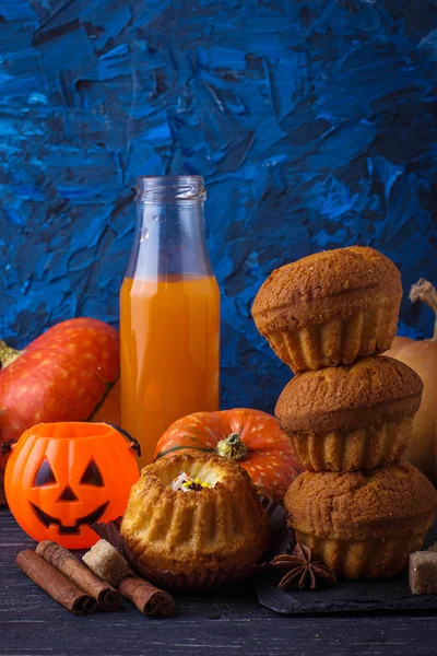 Halloween pumpkin cupcakes — Stock Photo, Image