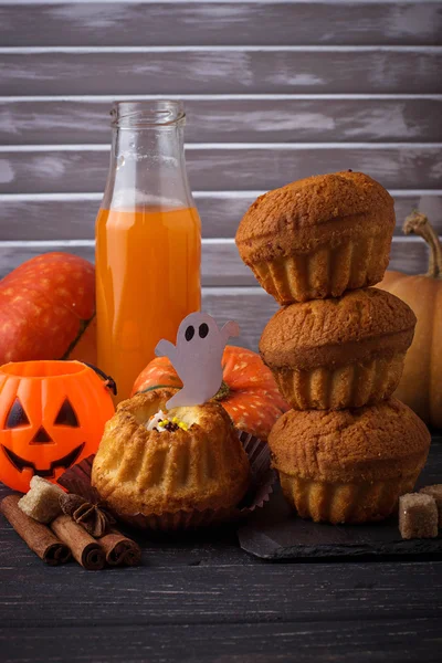 Halloween pumpkin cupcakes — Stock Photo, Image