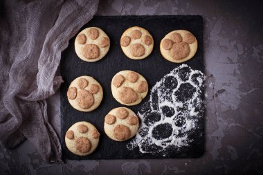 Kedi pençe şeklinde kurabiye