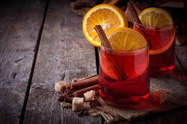 Turuncu ve tarçınlı sıcak şarap bardakları