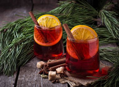 Turuncu ve tarçınlı sıcak şarap bardakları
