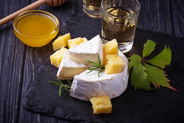 꿀과 포도주와 카망베르 치즈 — 스톡 사진