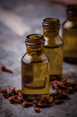 Küçük bir şişe içinde Karanfil yağı