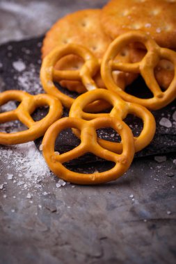 Tuzlu atıştırmalıklar simit ve kraker