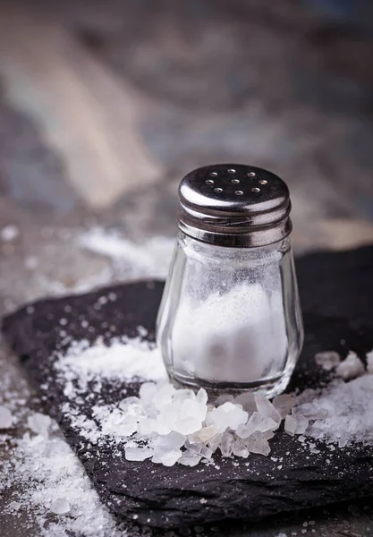 Vit salt i shaker — Stockfoto