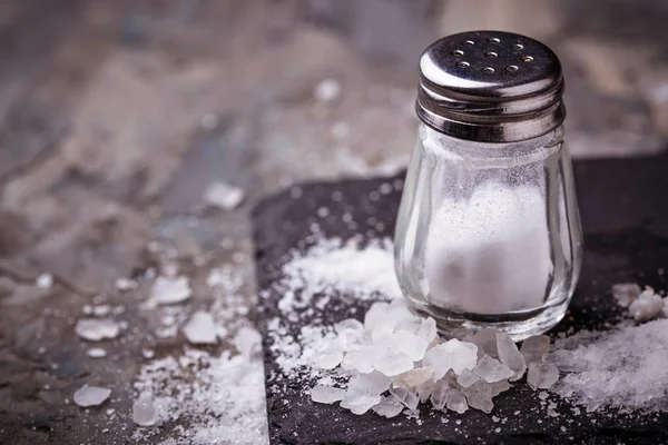 Vit salt i shaker — Stockfoto