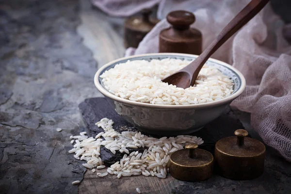 Bílá nevařené rýže na konkrétní pozadí — Stock fotografie