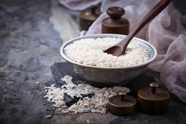 Arroz blanco sin cocer sobre fondo de hormigón — Foto de Stock