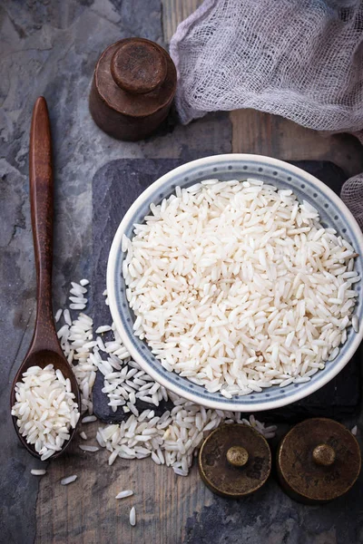 Bílá nevařené rýže na konkrétní pozadí — Stock fotografie