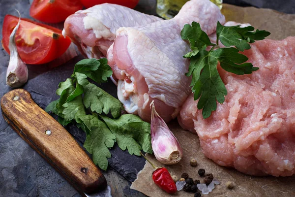 Patas de pollo crudas y carne picada — Foto de Stock