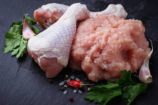 Patas de pollo crudas y carne picada — Foto de Stock