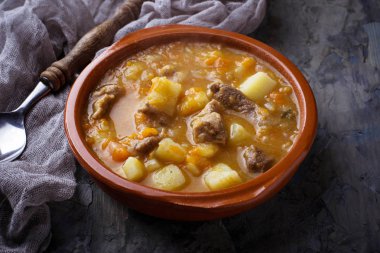 Patates, havuç ve kabak haşlanmış sığır eti 