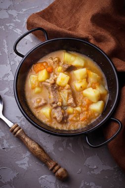 Patates, havuç ve kabak haşlanmış sığır eti 