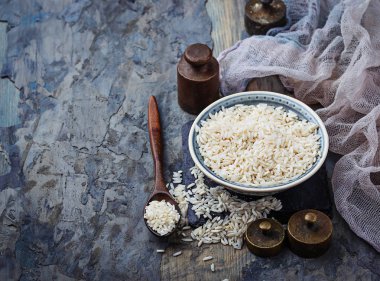 Beton zemin üzerine beyaz pirinç pişmemiş