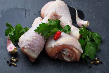 Çiğ tavuk budu maydanoz ile