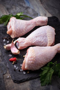 Çiğ tavuk budu maydanoz ile