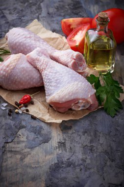 Çiğ tavuk budu maydanoz ile