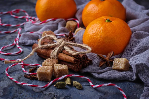 Oranžové mandarinky a vánoční koření — Stock fotografie