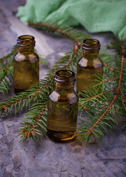 FIR tree eterisk olja i små flaskor — Stockfoto