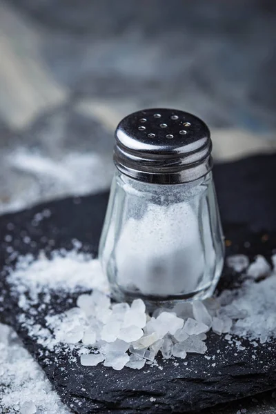 Vit salt i shaker — Stockfoto