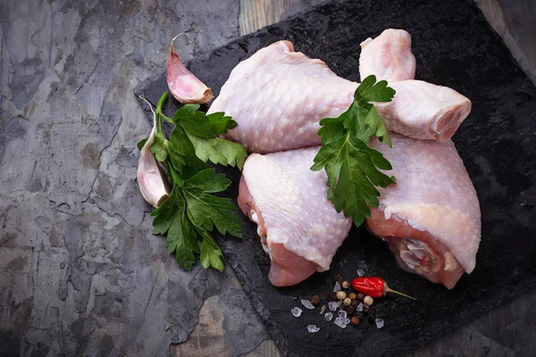 Patas de pollo crudas con perejil — Foto de Stock