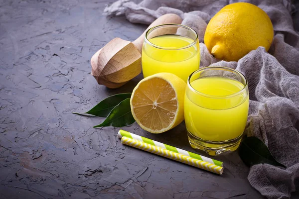 Ιταλικά λικέρ limoncello με τα λεμόνια — Φωτογραφία Αρχείου
