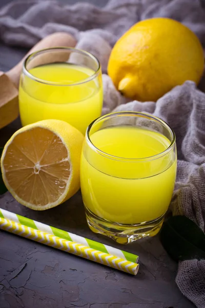 Italienischer Likör Limoncello mit Zitronen — Stockfoto
