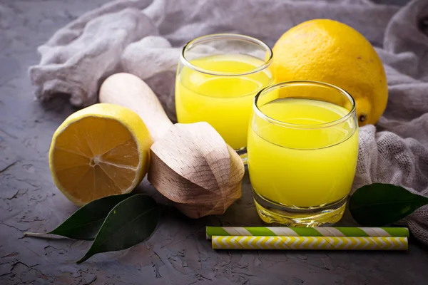 Jugo de limón fresco sobre fondo de hormigón — Foto de Stock