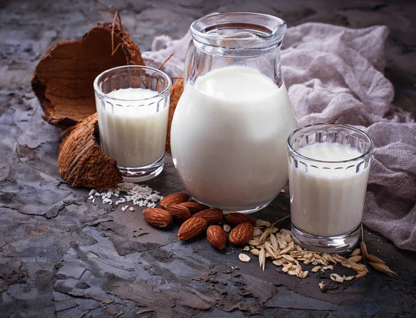 Různé typy veganské bezlaktózové mléka — Stock fotografie