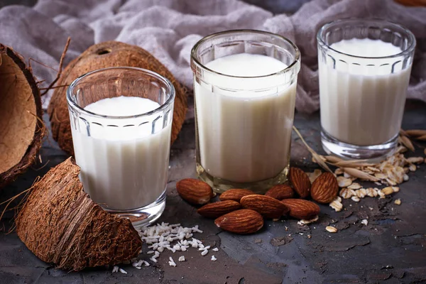 燕麦、 椰子和杏仁牛奶。非乳制品素食饮料 — 图库照片