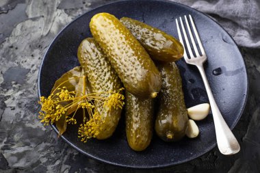 Siyah plaka salatalık turşusu