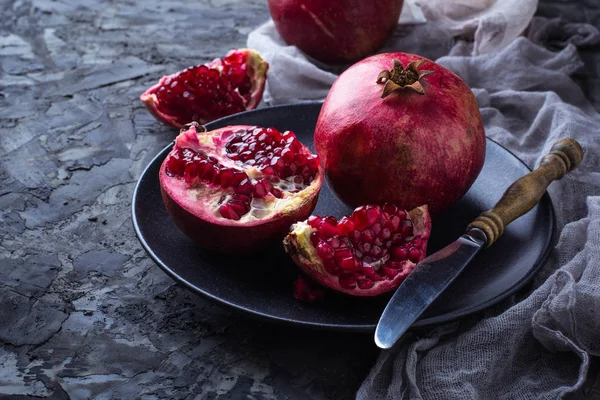 Ripe dissected pomegranates — Stock Photo, Image