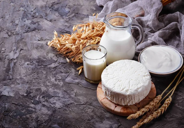 Tzfat formaggio, latte e cereali di grano. Simboli di festa giudaica S — Foto Stock