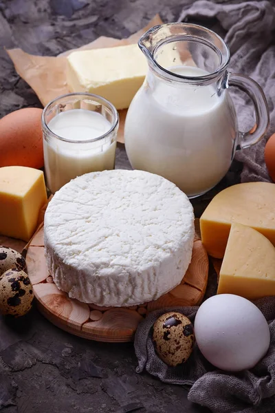 우유, 코 티 지 치즈, 사 우 어 크림, 버터, 계란 — 스톡 사진