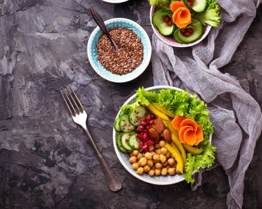 Buda kase. Sağlıklı vejetaryen yemek. Salata sebze ve nohut. 
