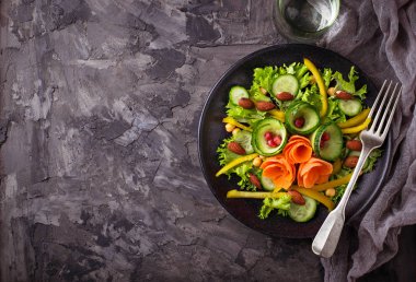 Havuç, salatalık, biber, badem ve fıstık ile sebze salatası-