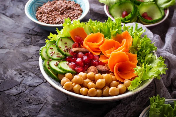 Tigela de Buda. Refeição vegetariana saudável. Salada com legumes e grão-de-bico . — Fotografia de Stock