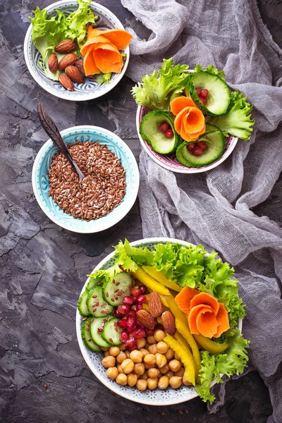 Buddha skål. Hälsosam vegetarisk måltid. Sallad med grönsaker och kikärter. — Stockfoto