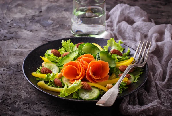 Havuç, salatalık, biber, badem ve fıstık ile sebze salatası- — Stok fotoğraf