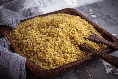 Bulgur buğday taneleri bir ahşap kase