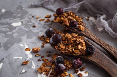 Fındık ve berry ile ev yapımı granola