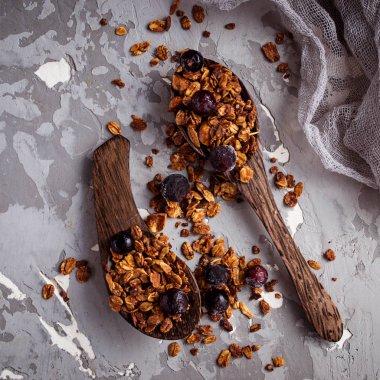 Fındık ve berry ile ev yapımı granola